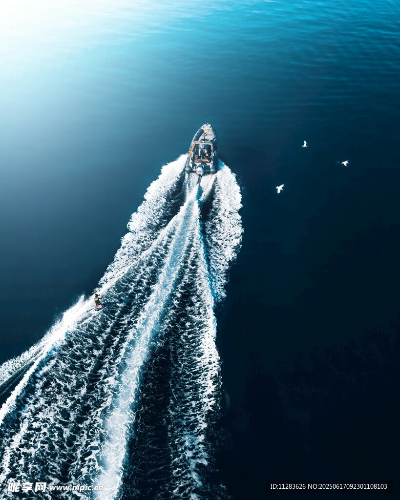 海上快艇破浪前行