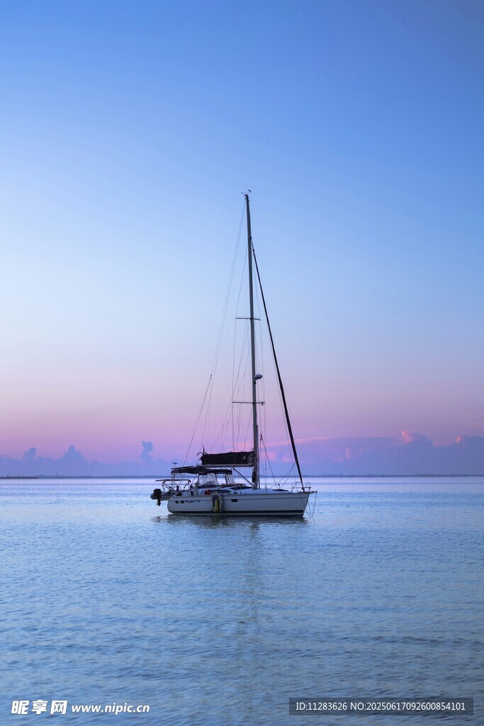 海上帆船的浪漫黃昏時刻
