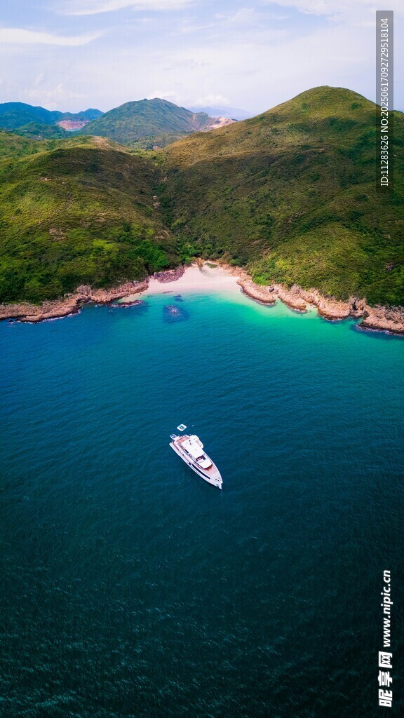 碧海青山間的豪華游艇