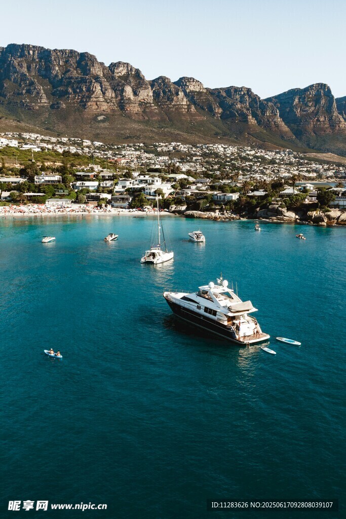 海上游艇與壯麗山景