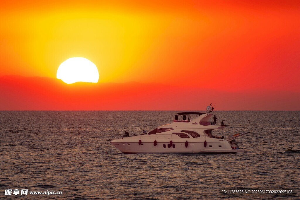 夕陽下的海上豪華游艇