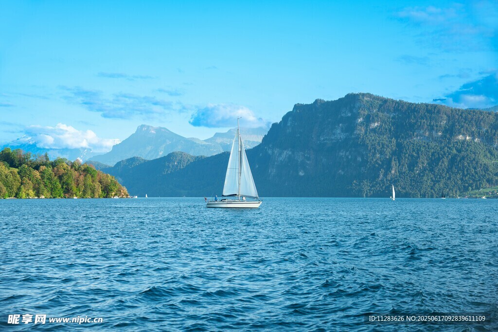 湖山之間的帆船美景