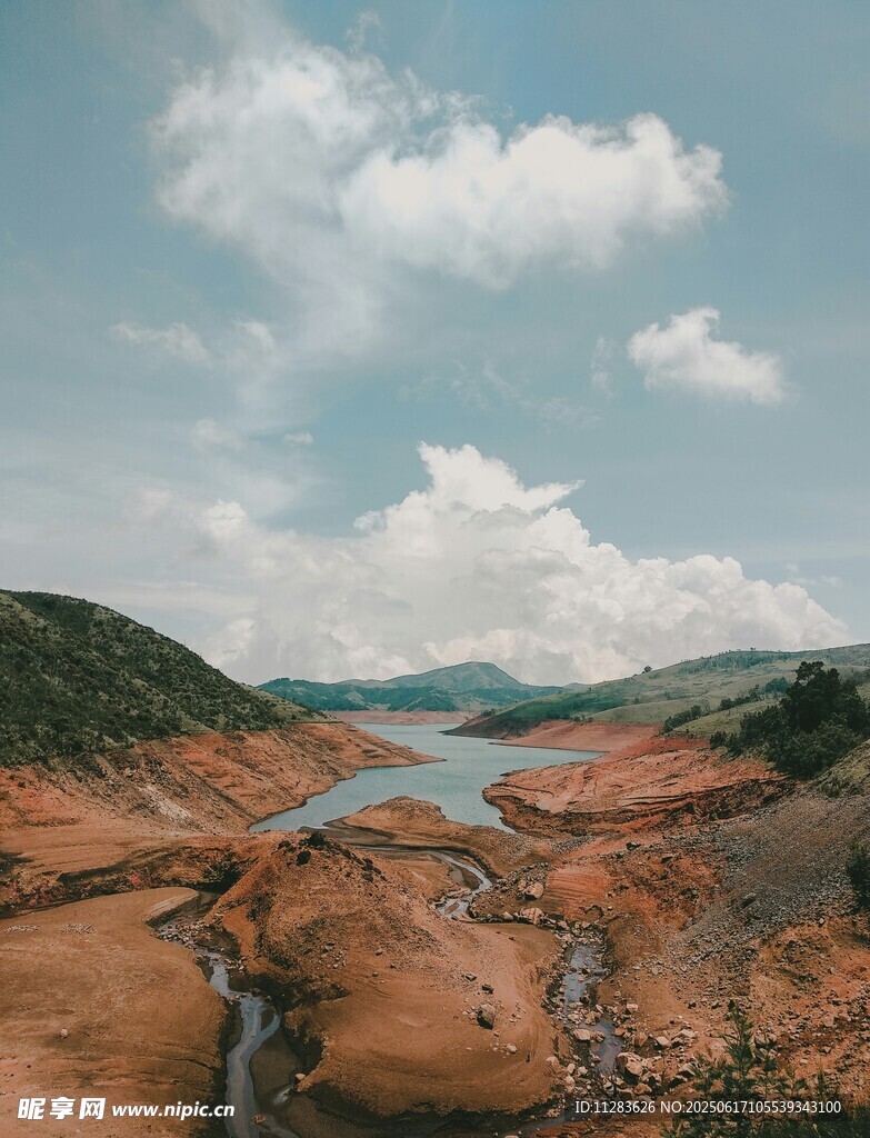 壯麗山水間的干涸河谷