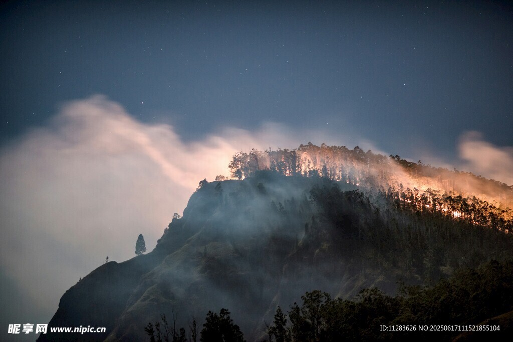 云霧繚繞的壯麗山峰