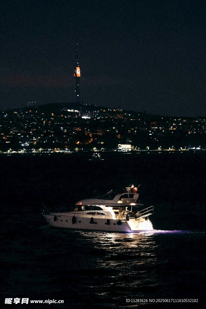 夜海航行的豪華游艇