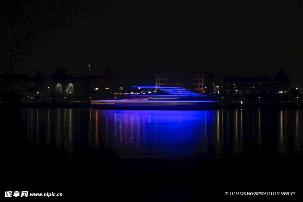 夜晚湖面上的璀璨游船