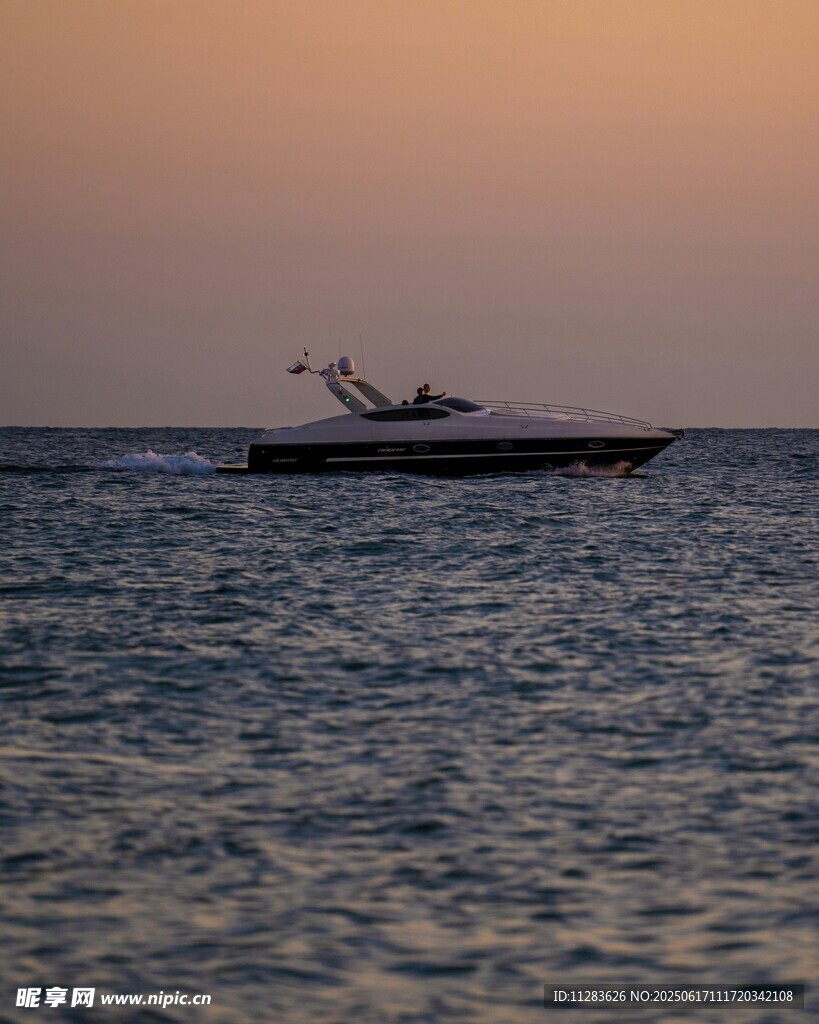 海上夕陽下的豪華游艇