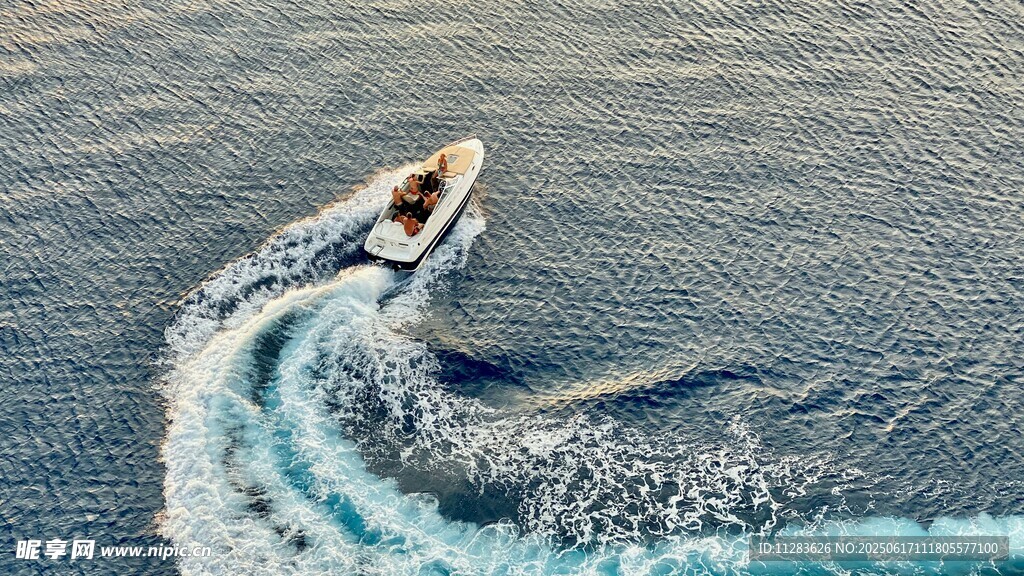 海上快艇破浪前行