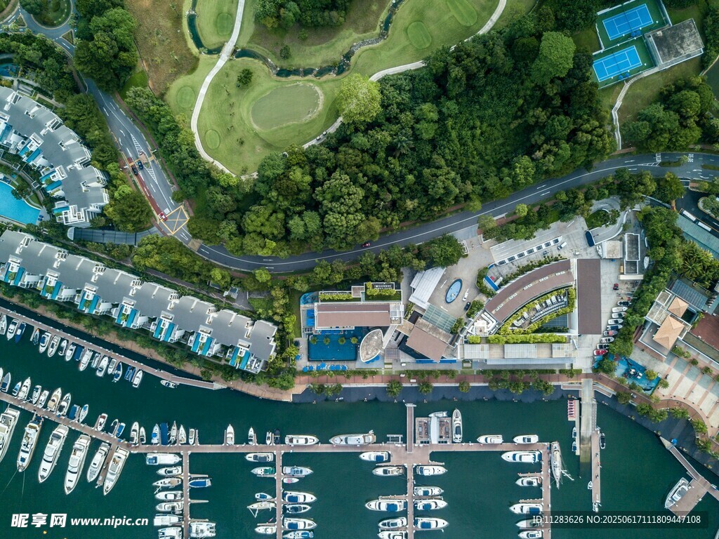 俯瞰美麗的海濱碼頭景觀