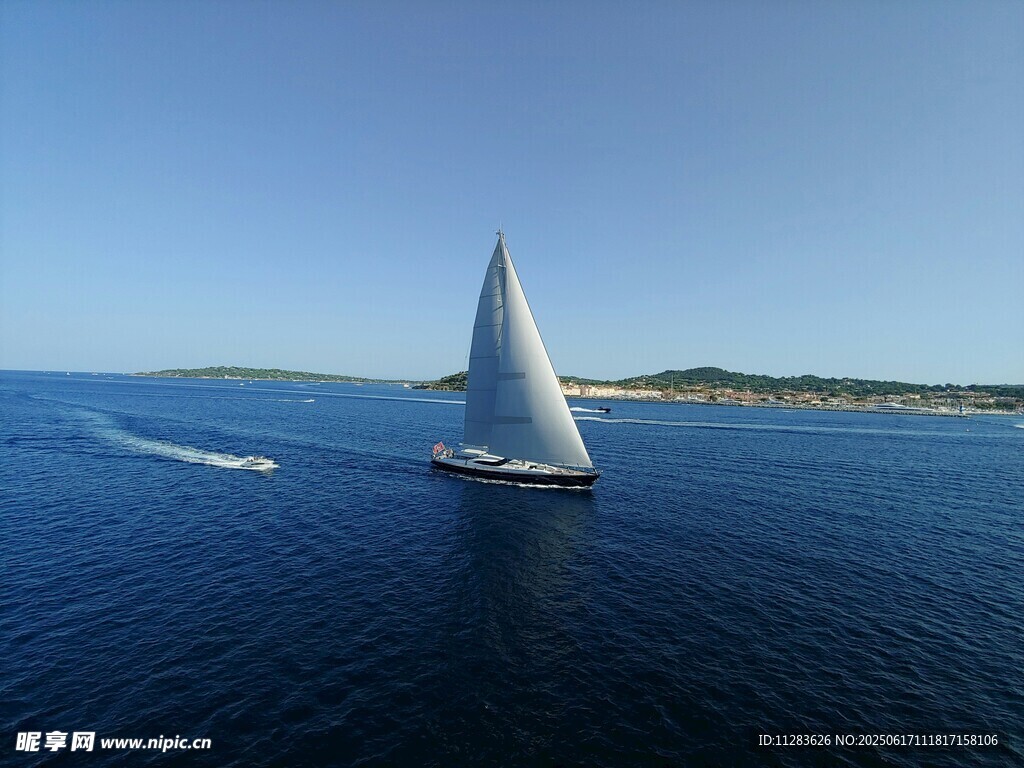 海上白帆航行美景