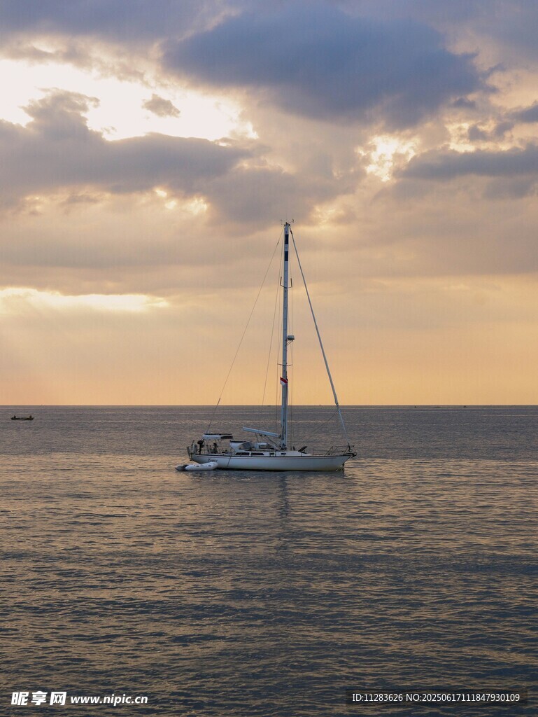 海上帆船迎夕陽美景