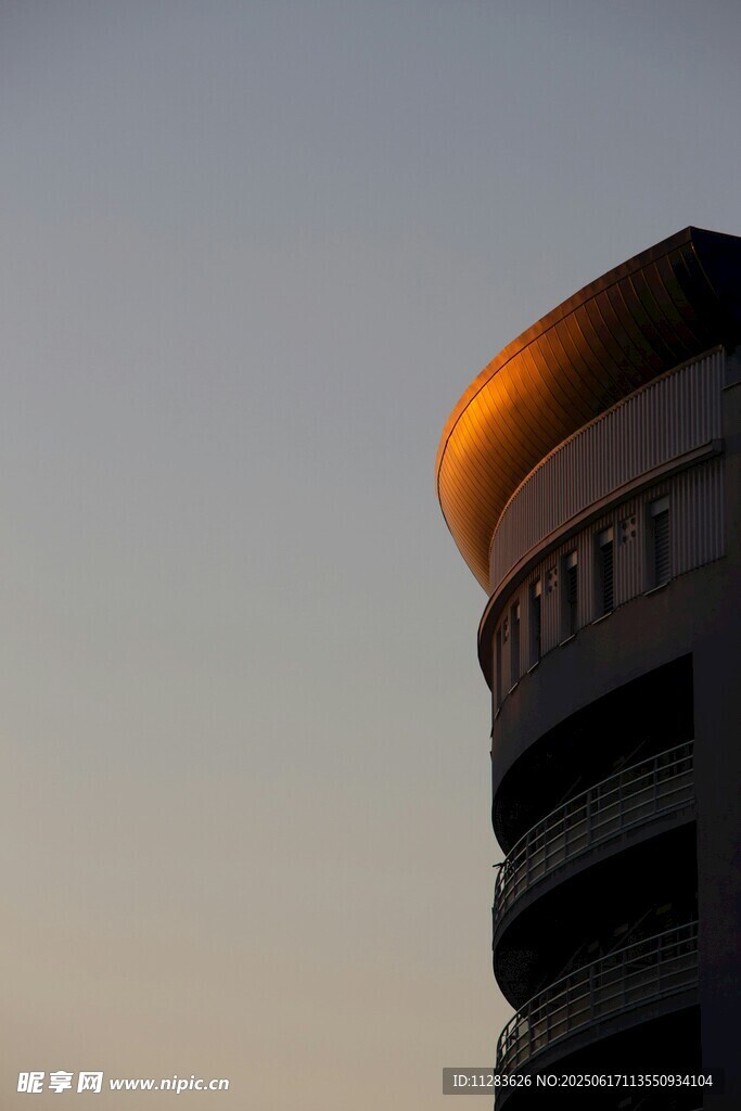 夕陽下的建筑頂部輪廓