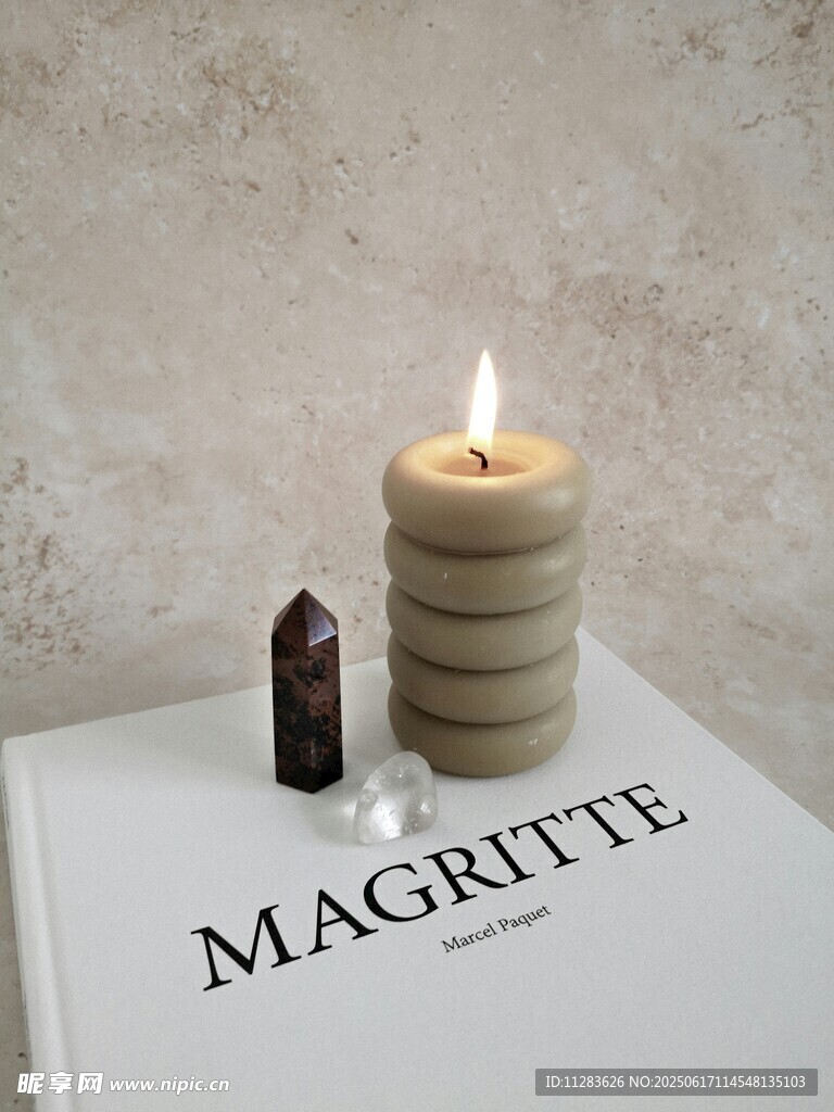 點燃的蠟燭與書籍擺件