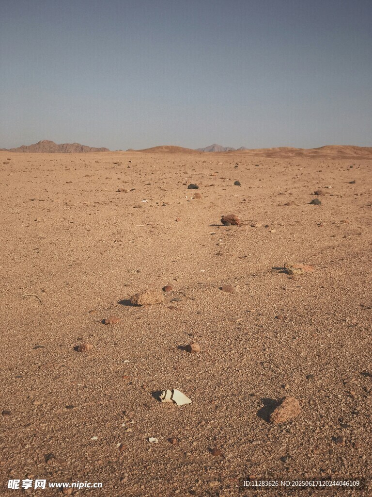 沙漠中的零星腳印與雜物