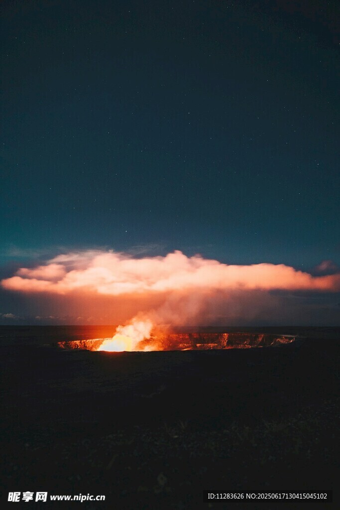 夜幕下的火山壯麗景觀