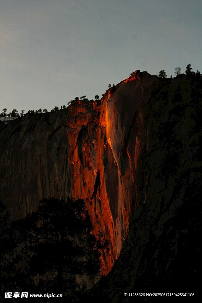 夕陽下的壯麗山壁