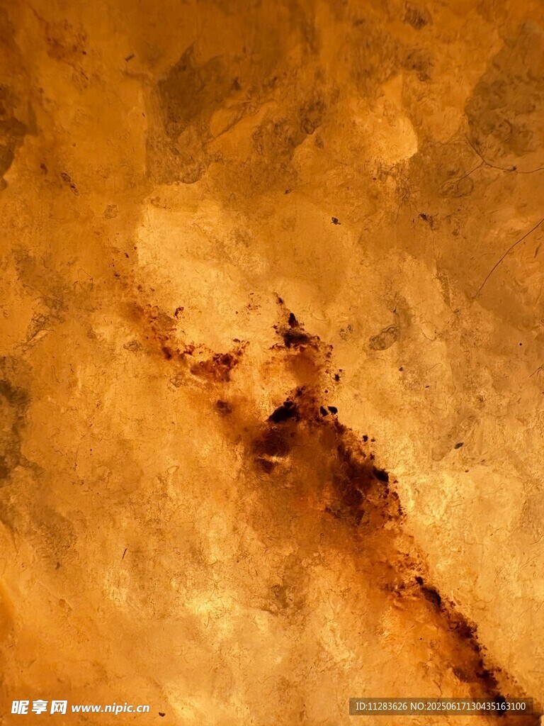 紋理獨特的棕黃色巖石表面