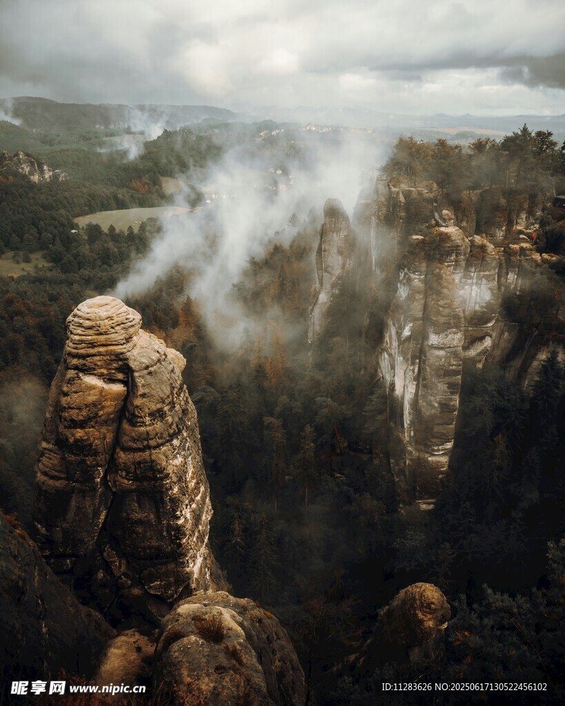 云霧繚繞的壯麗山間奇景