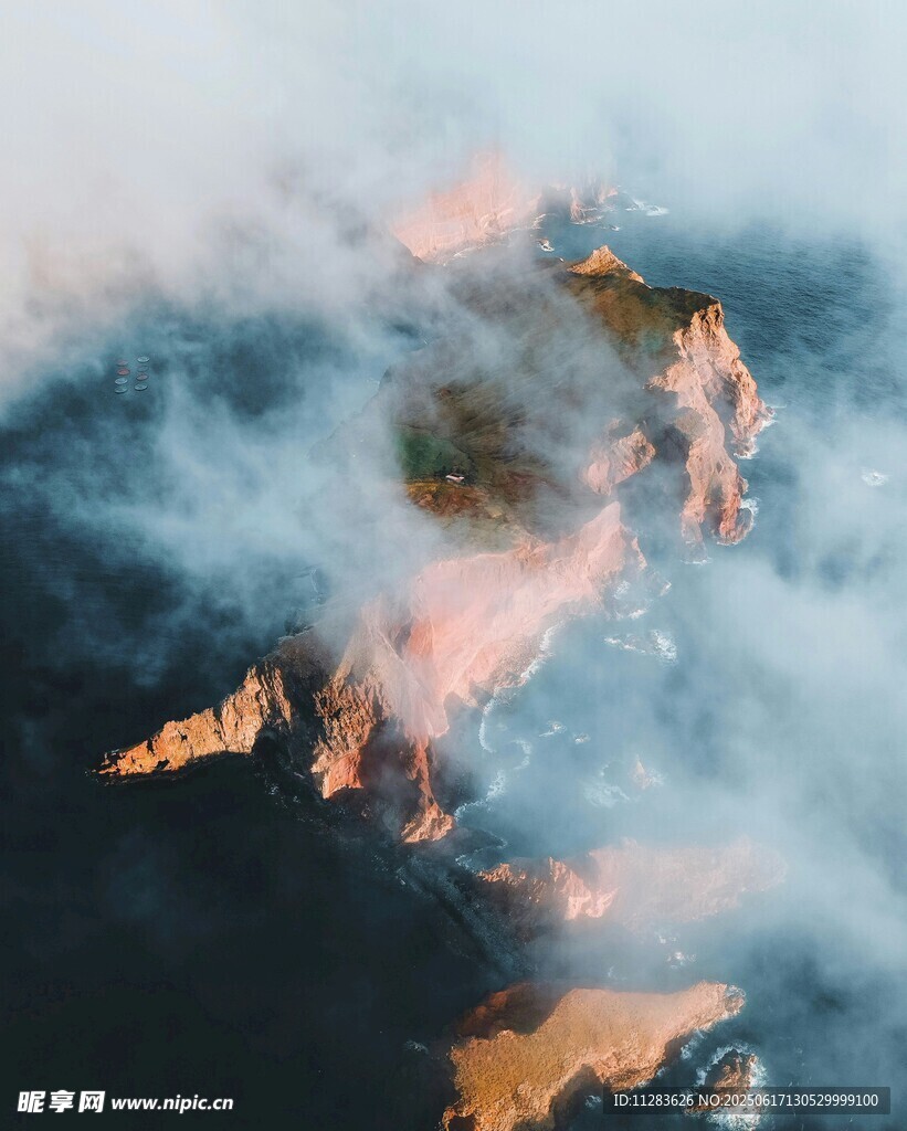 云霧繚繞中的壯麗山巒