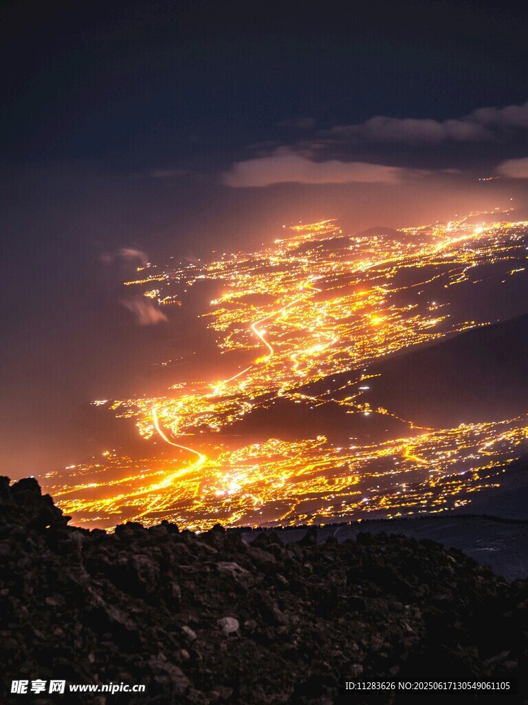 夜幕下城市燈火輝煌景觀