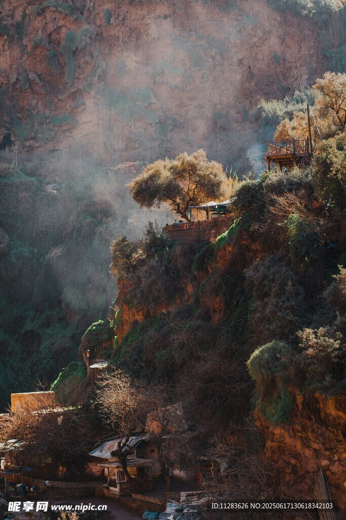 山間晨景