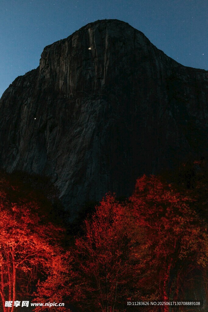夜幕下紅樹映襯的巍峨山峰
