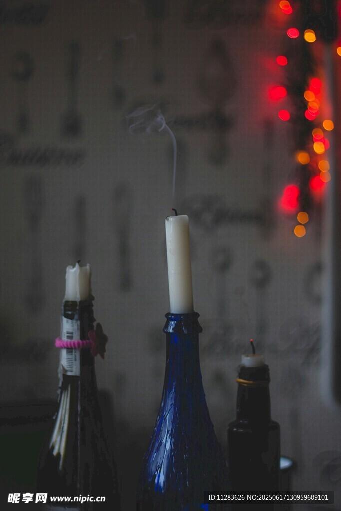 酒吧中的酒瓶與蠟燭