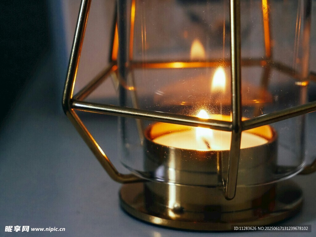 黃銅燭臺(tái)中的燃燒蠟燭