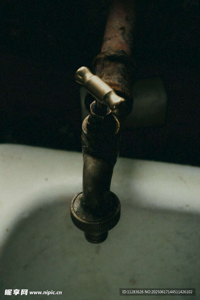 老舊水龍頭特寫