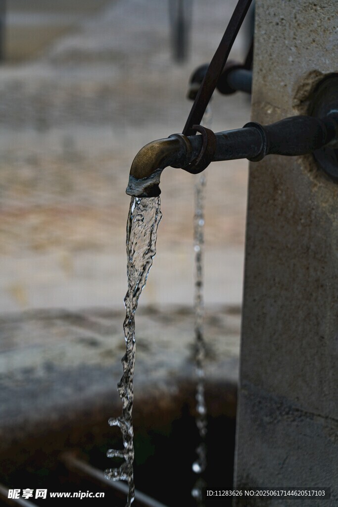 戶外水龍頭潺潺流水
