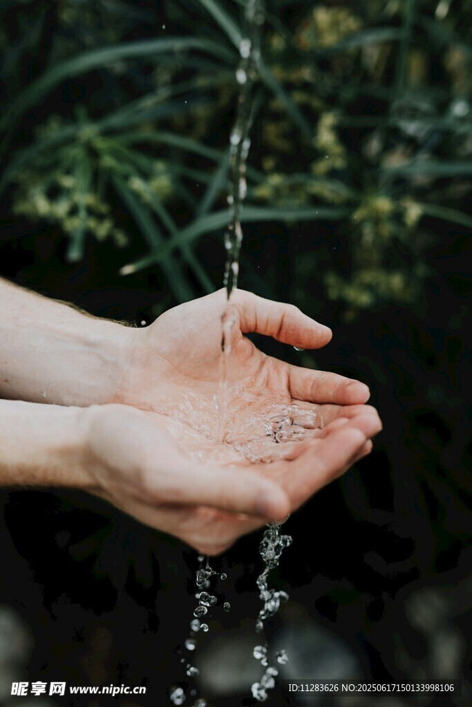雙手捧接清水瞬間