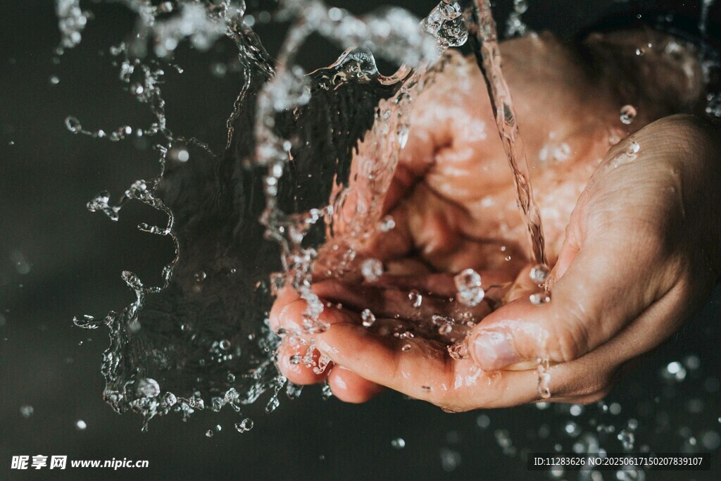 雙手捧水濺起晶瑩水花