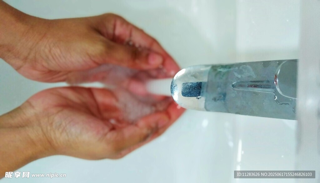 雙手在水龍頭下洗手