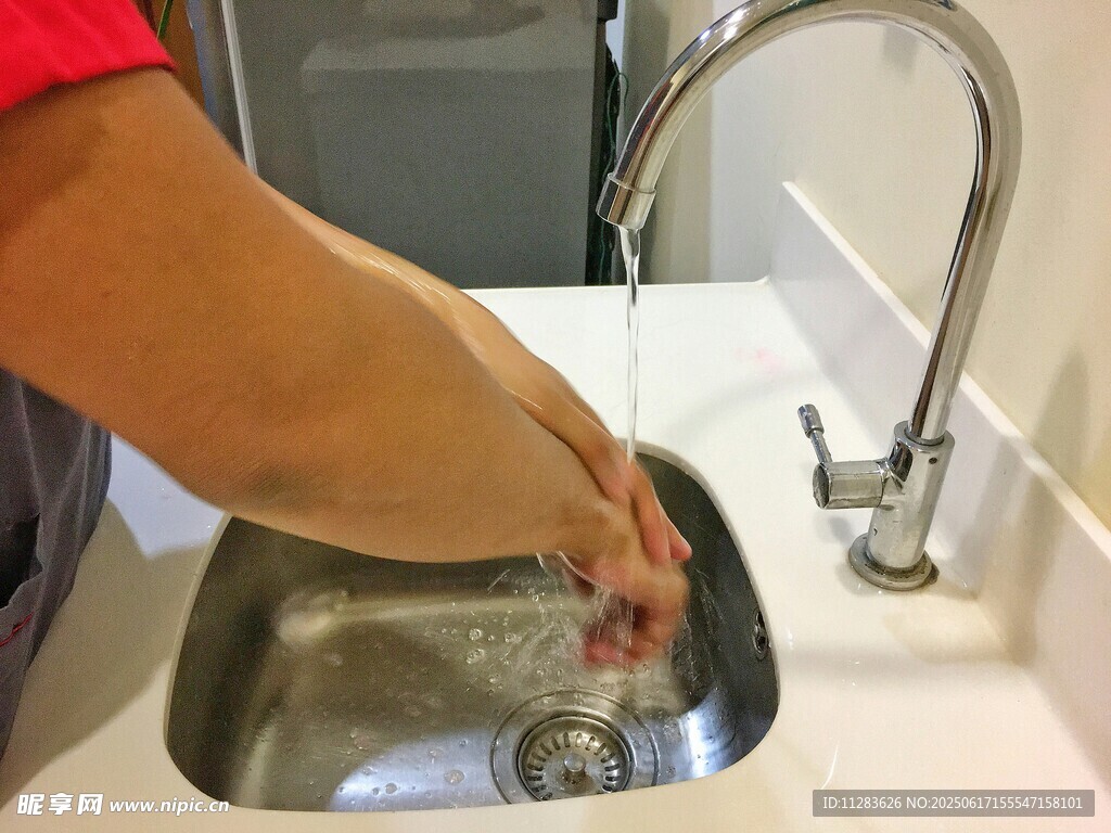 洗手于水龍頭下