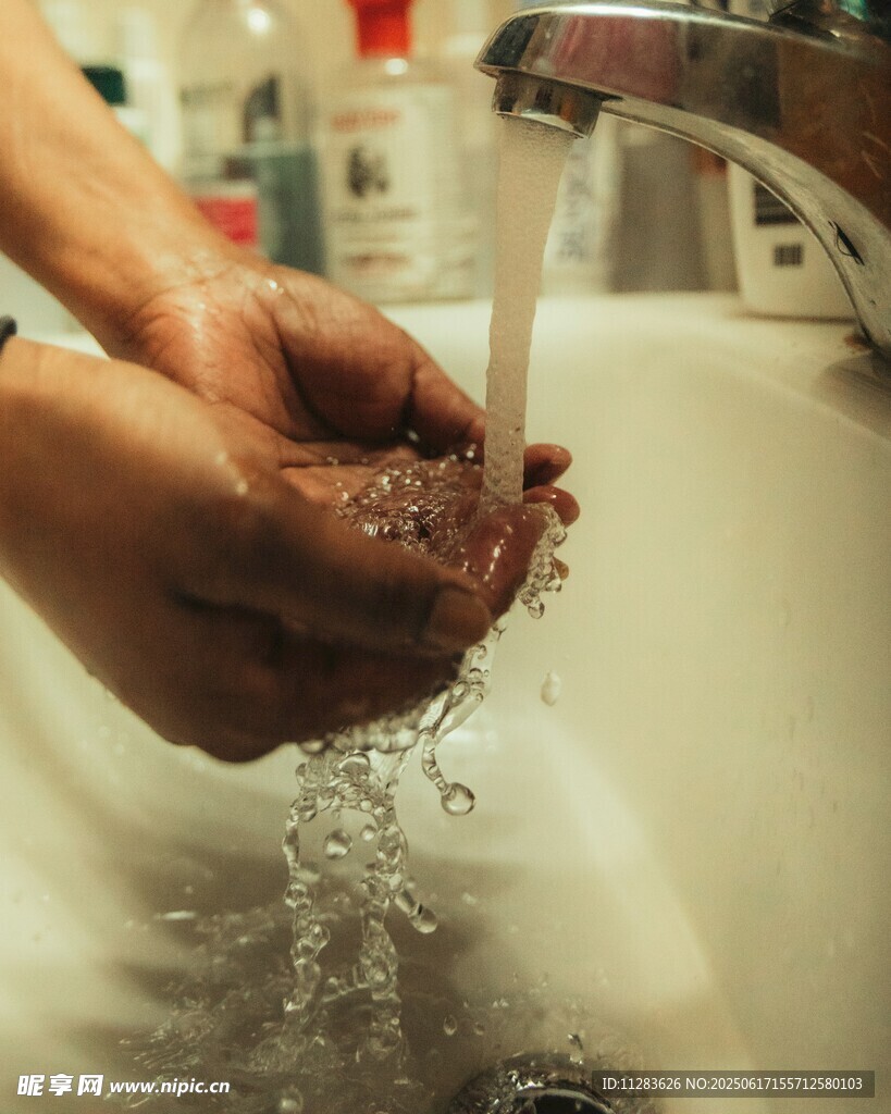 雙手在水龍頭下清洗泥土