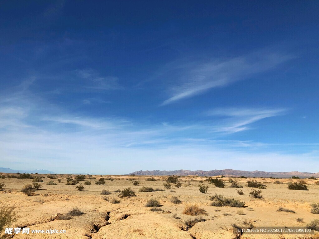 廣袤沙漠藍天景觀