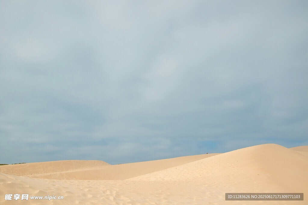 廣袤沙漠與藍天美景