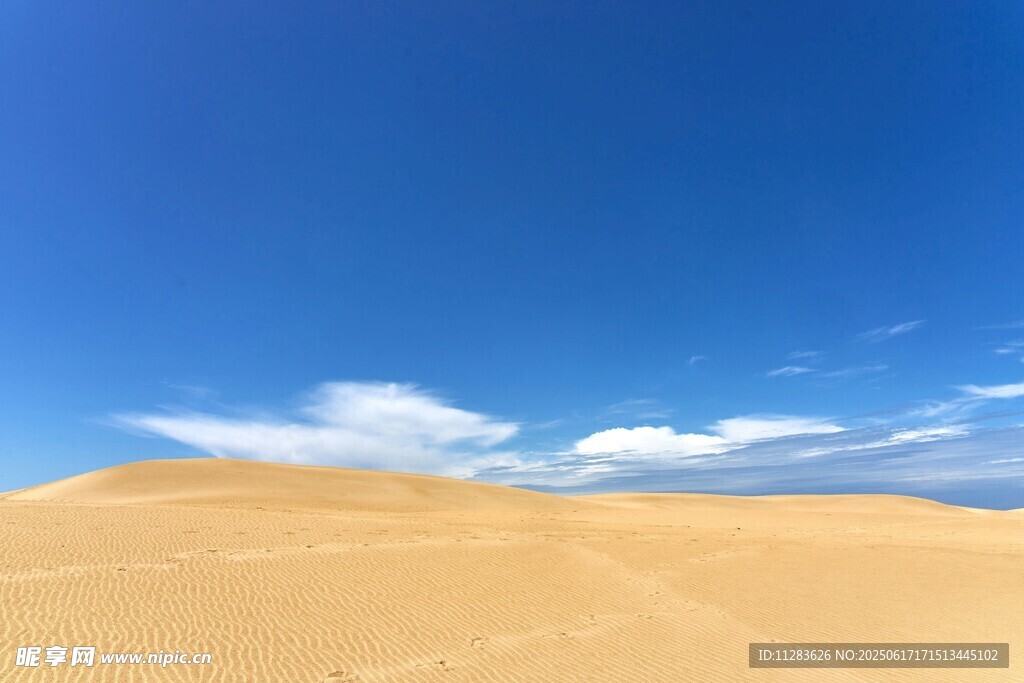 廣袤沙漠與藍(lán)天美景