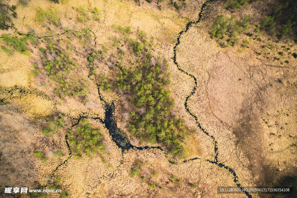 空中俯瞰大地裂痕景觀
