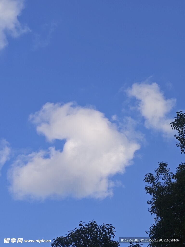 藍天中的蓬松白云