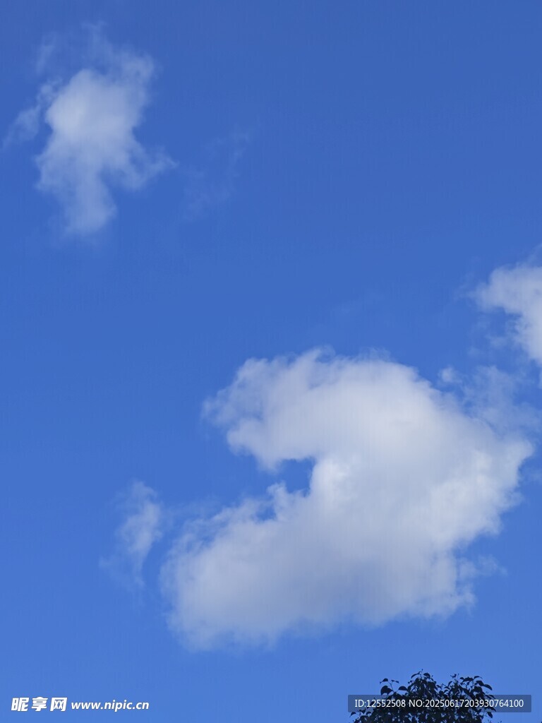 藍天飄白云