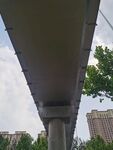 橋梁底部視角與城市景觀