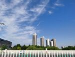 城市天際線與藍(lán)天白云景觀