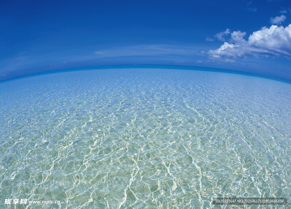 清澈海底與蔚藍天空美景