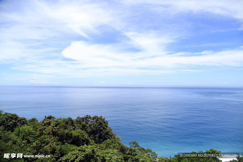 俯瞰碧海藍(lán)天綠樹(shù)美景