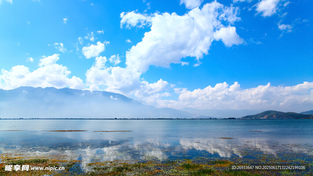 藍天碧水間的美麗湖景