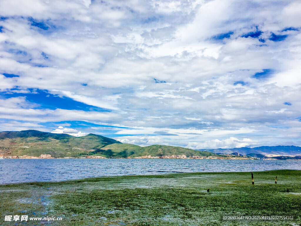 湖畔藍天美景