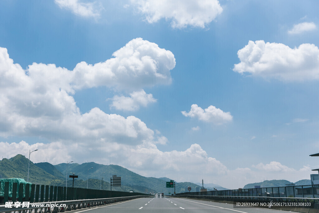 公路伸向遠(yuǎn)方的藍(lán)天白云景