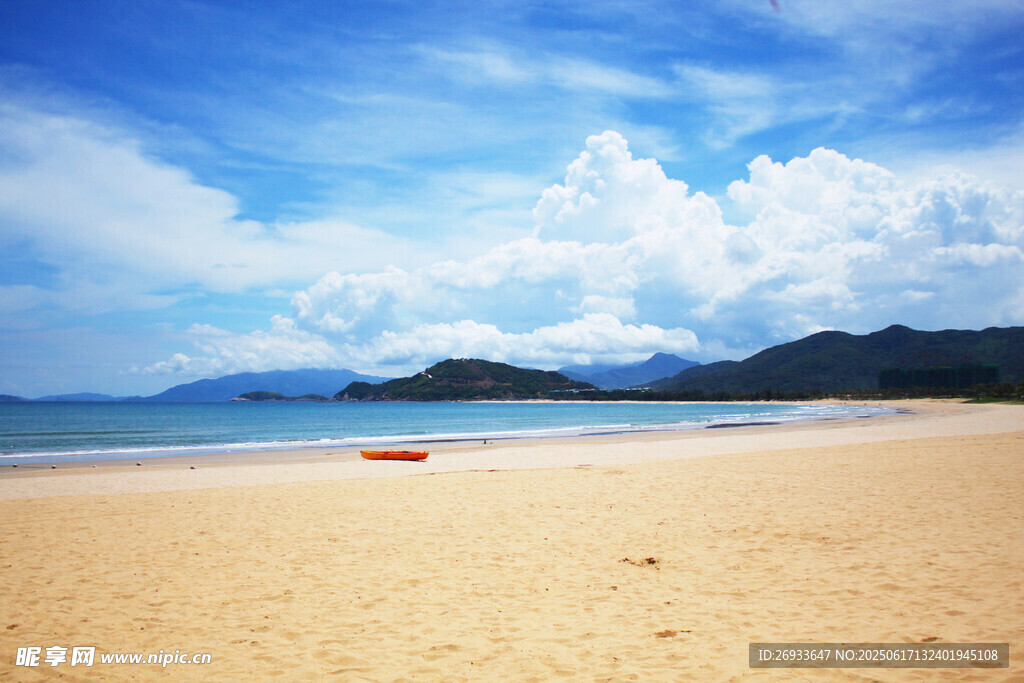 美麗海灘與藍天白云美景