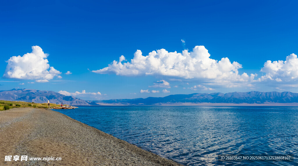 湖畔藍天美景